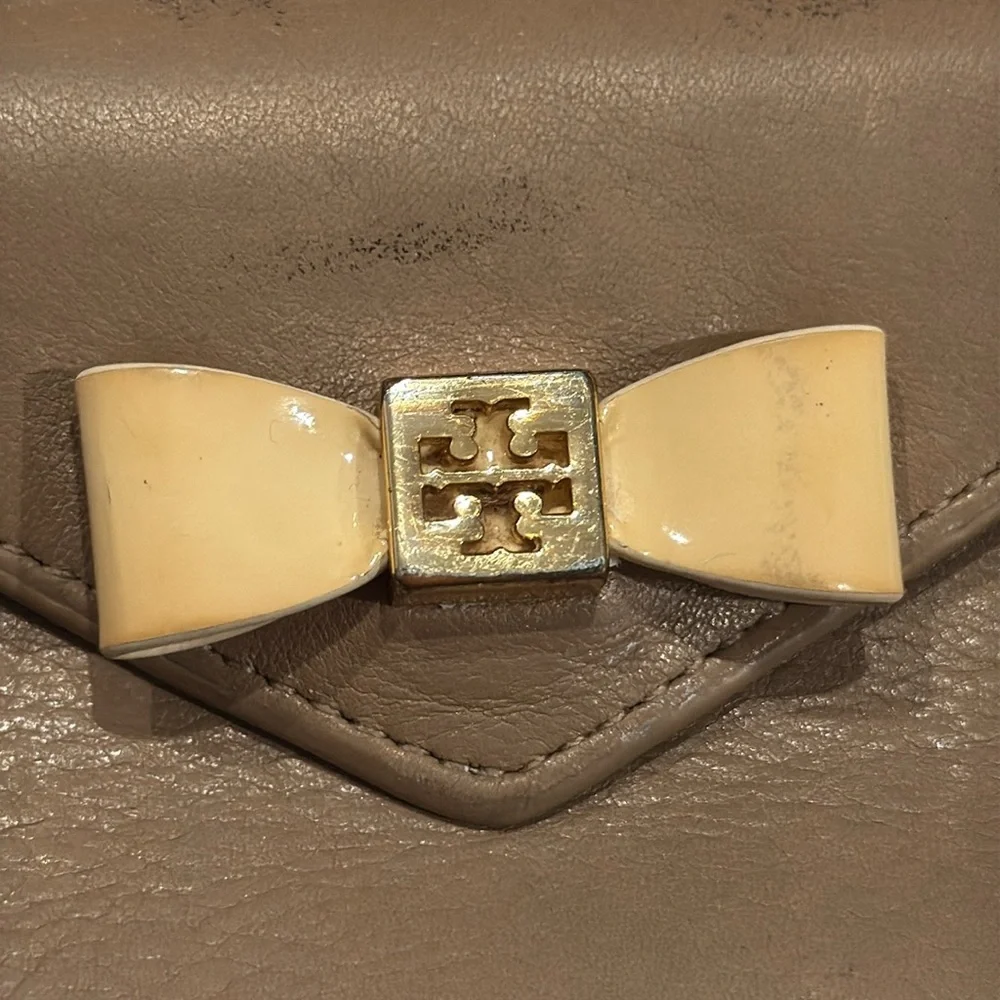 Tory Burch Robinson Taupe Zip-Around Leather Wallet Bow Detail Women’s